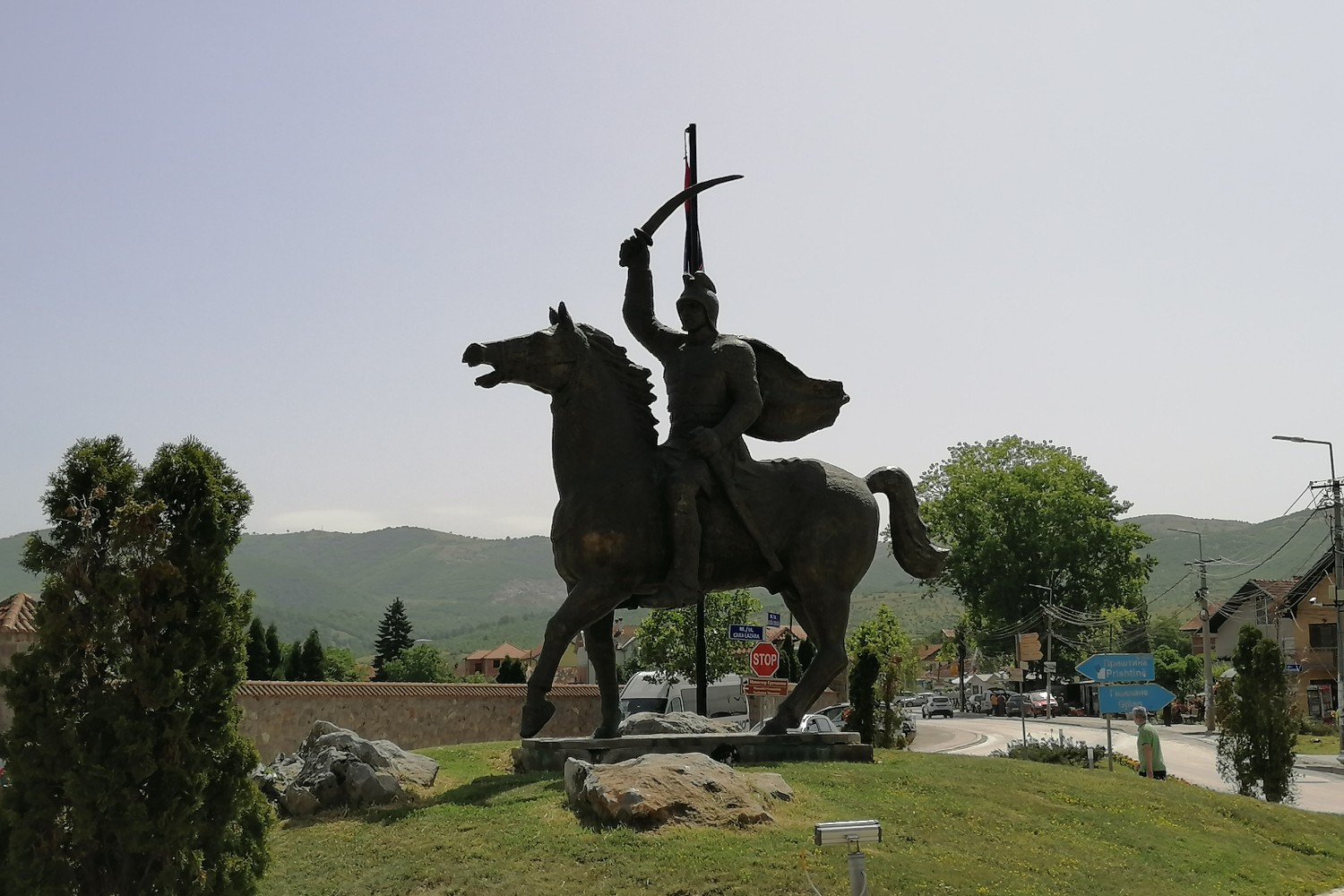 Spomenik Milošu Obiliću ispred manastira Gračanica (Foto: Radomir Jovanović/Novi Standard)