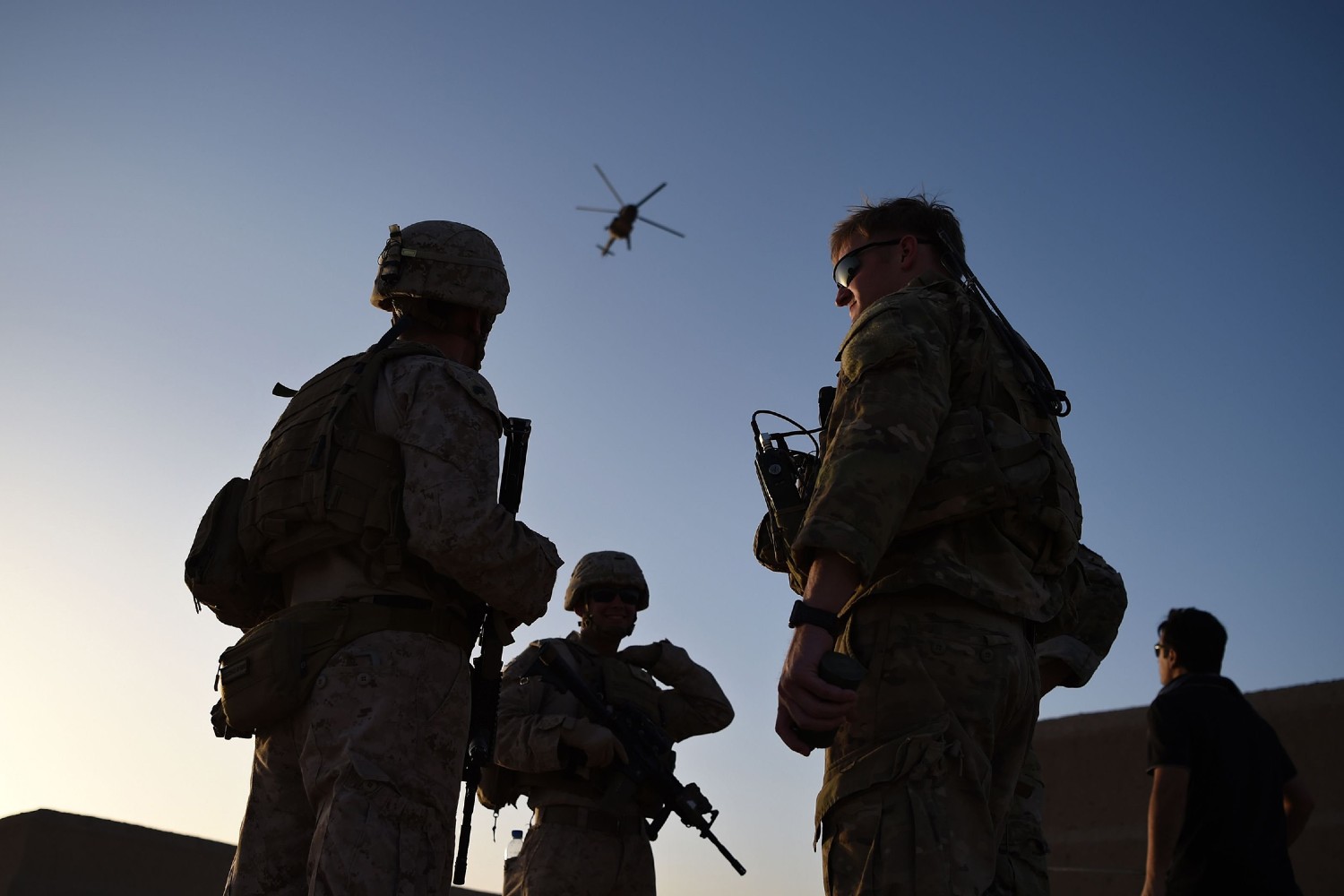 Američki marinci i avganistanski komandosi posmatraju prelet helikoptera tokom borbene obuke u vojnom kampu Šorab u provinciji Helmand (Avganistan), 27. avgust 2017. (Foto: Wakil Kohsar/AFP via Getty Images)