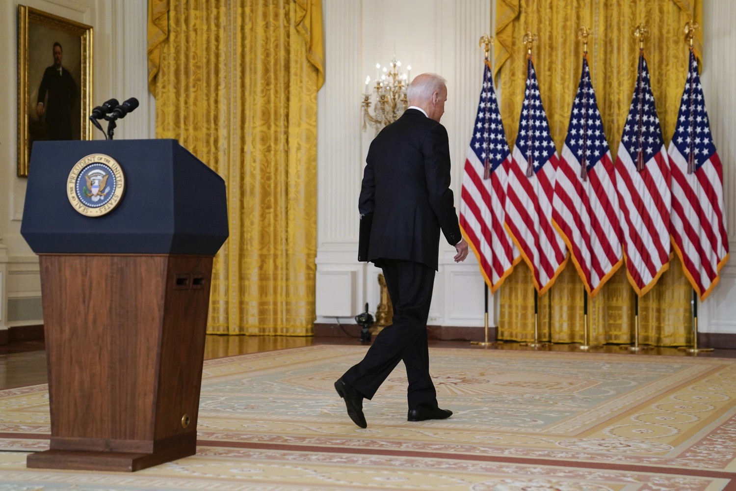 Амерички предсдник Џо Бајден напушта говорницу након одржане конференције за медије о ситуацији у Авганистану у Белој кући, Вашингтон, 16. август 2021. (Фото: AP Photo/Evan Vucci)