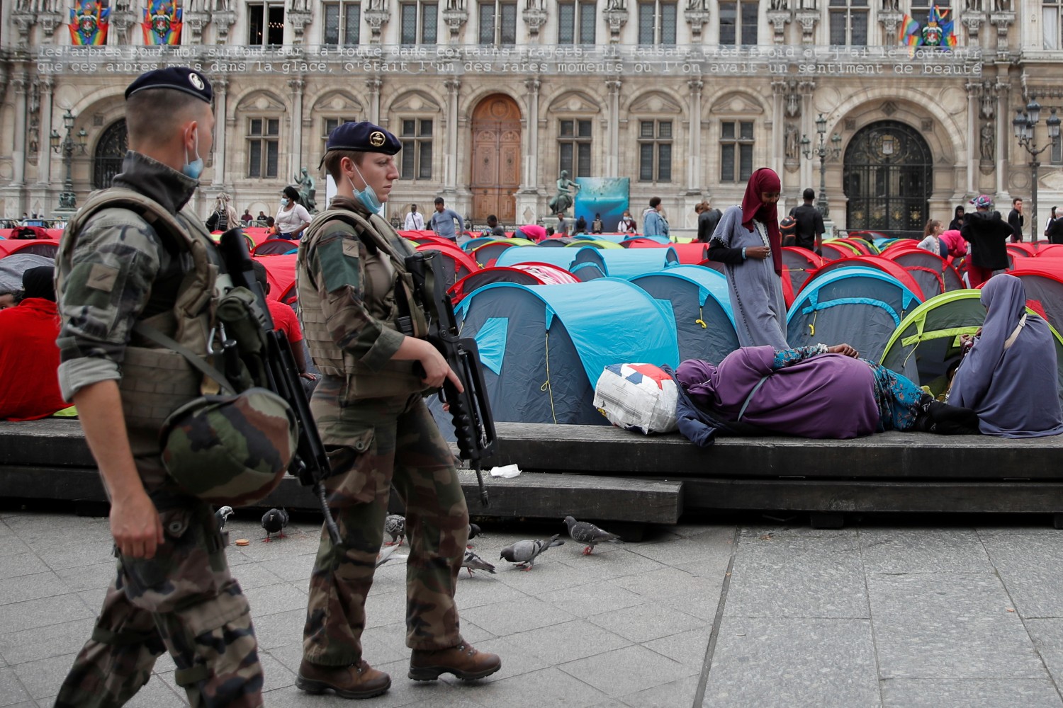 Francuski vojnici tokom patrole u blizini šatora koje su postavili migranti i njihove pristalice, Pariz, 25. jun 2021. (Foto: Reuters/Gonzalo Fuentes)