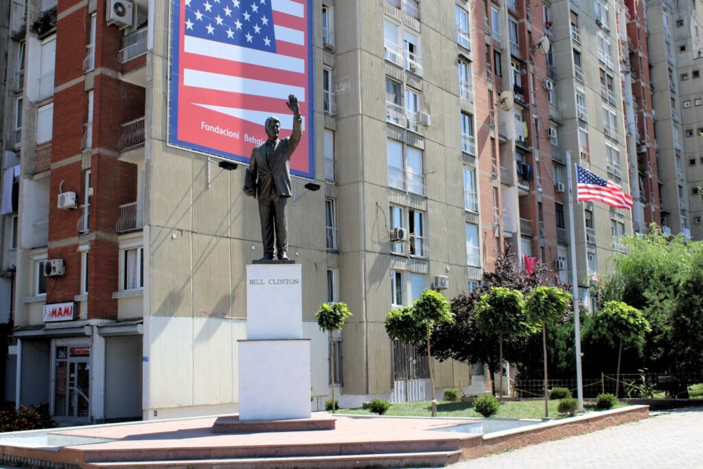 Statua Bila Klintona i američka zastava u Prištini (Foto: Wikimedia/Arianit, CC BY-SA 4.0)