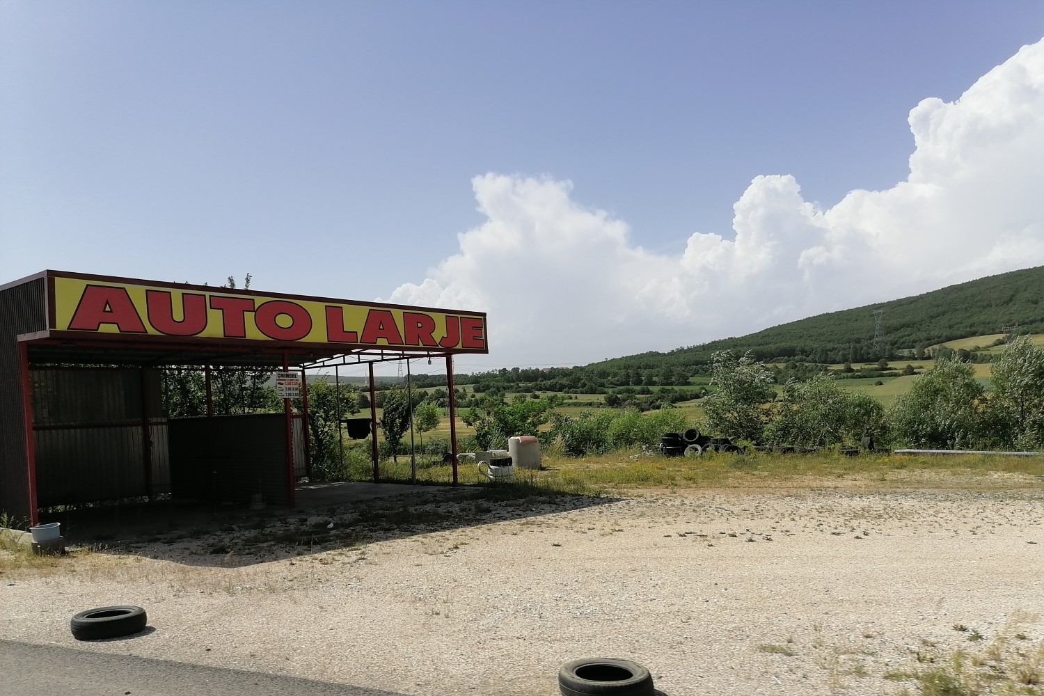 Jedna od mnoštva auto perionica (alb. Auto Larje) na Kosovu i Metohiji (Foto: Radomir Jovanović/Novi Standard)