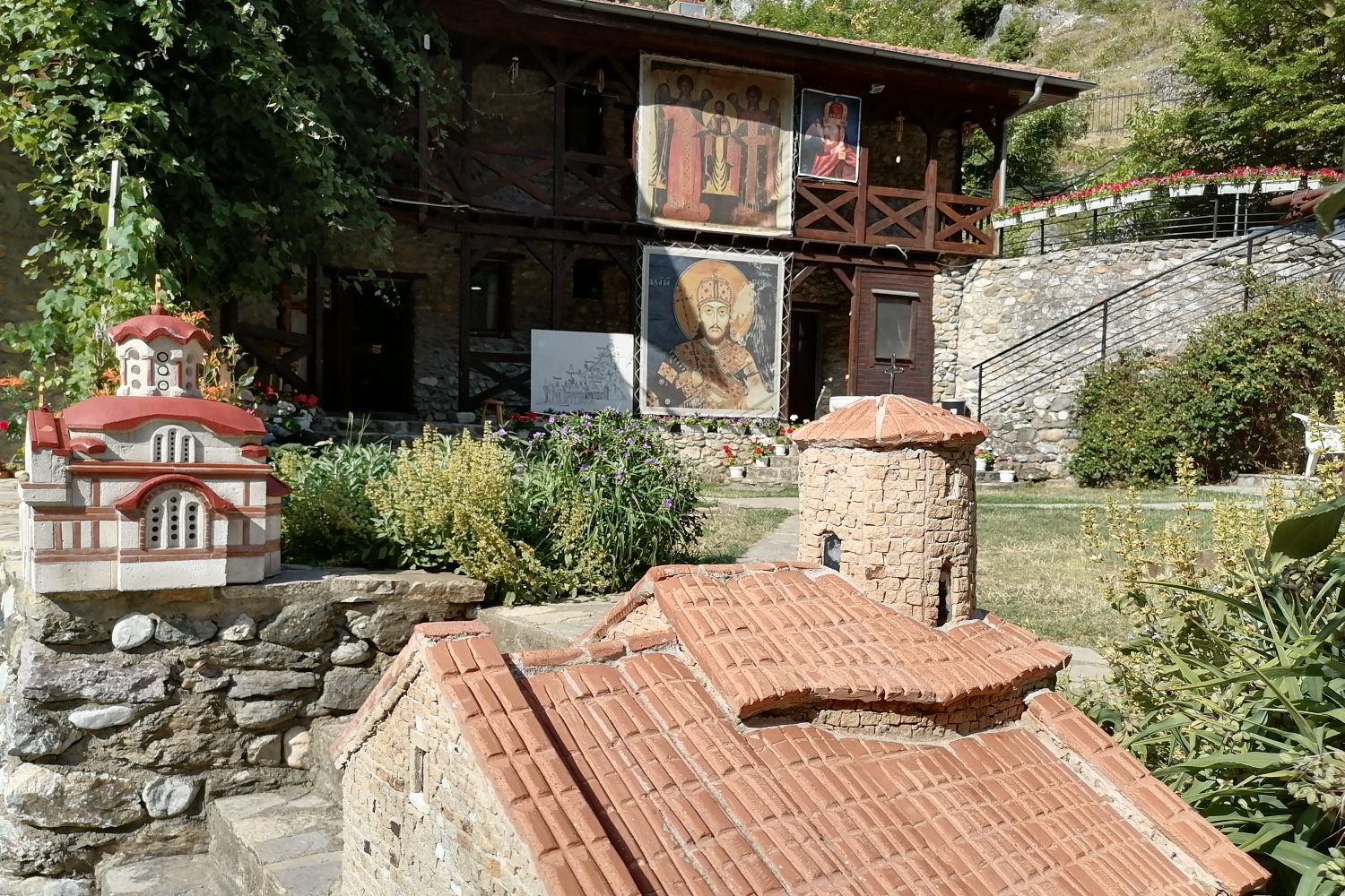 Gostoprimnica unutar manastirskog kompleksa sa posterom cara Dušana (Foto. Radomir Jovanović/Novi Standard)