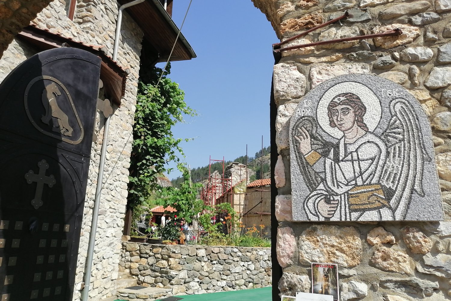 Ulaz u manastir Svetih Arhangela kraj Prizrena (Foto: Radomir Jovanović/Novi Standard)