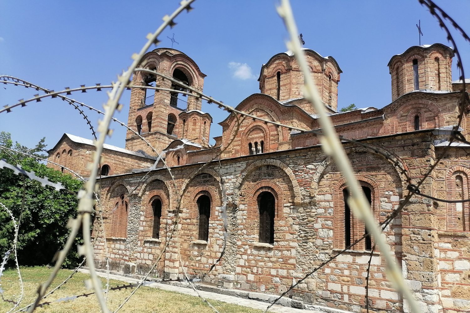 Crkva Bogorodica Ljeviške viđena sa zadnje strane kroz bodljikavu žicu (Foto: Radomir Jovanović/Novi Standard)
