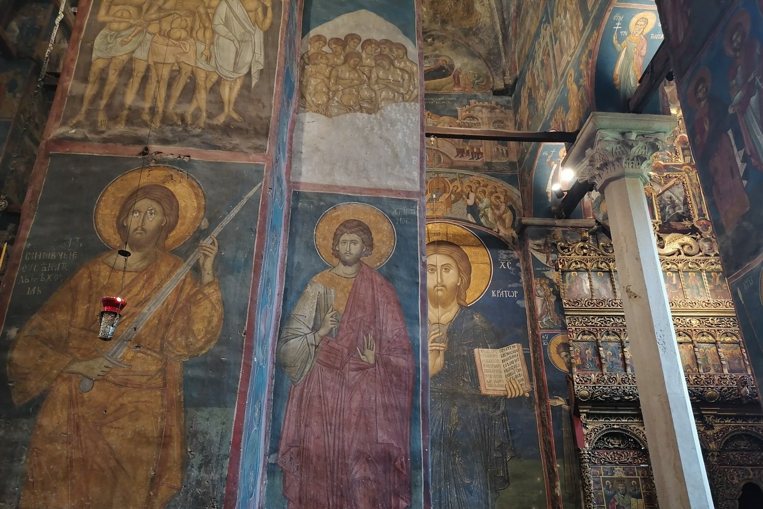 Jedinstvena freska Isusa Hrista sa mačem (levo) koja se nigde osim u Dečanima ne može naći na svetu (Foto: Radomir Jovanović/Novi Standard)