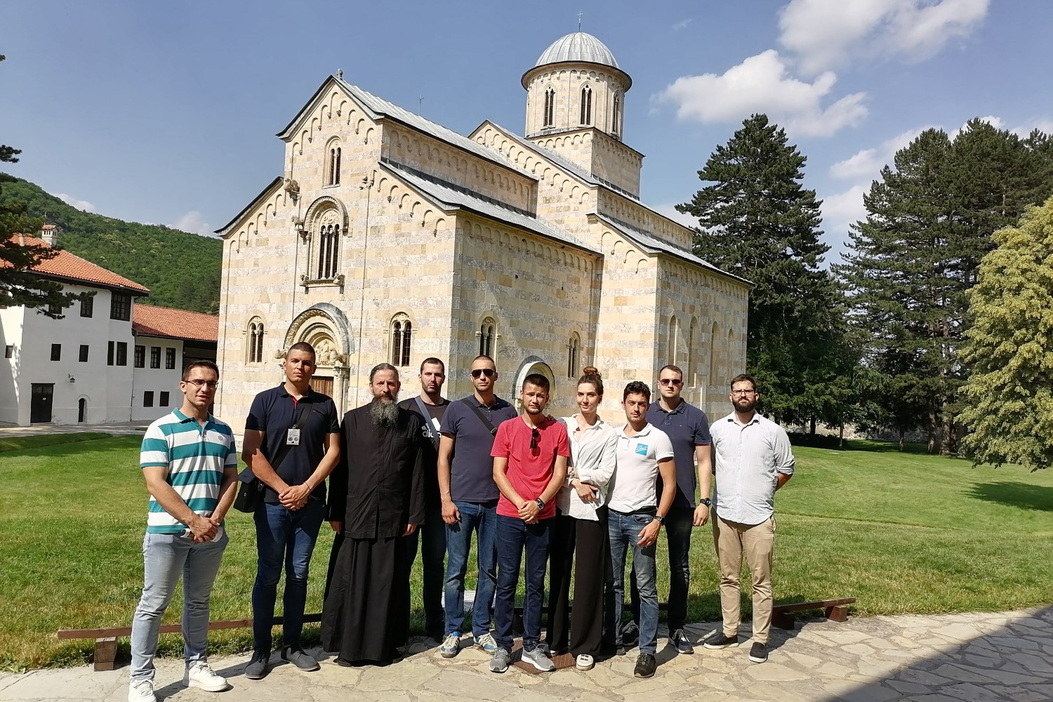 Otac Petar, Radomir Jovanović i ostali putnici ispred manastira Visoki Dečani (Foto: Radomir Jovanović/Novi Standard)