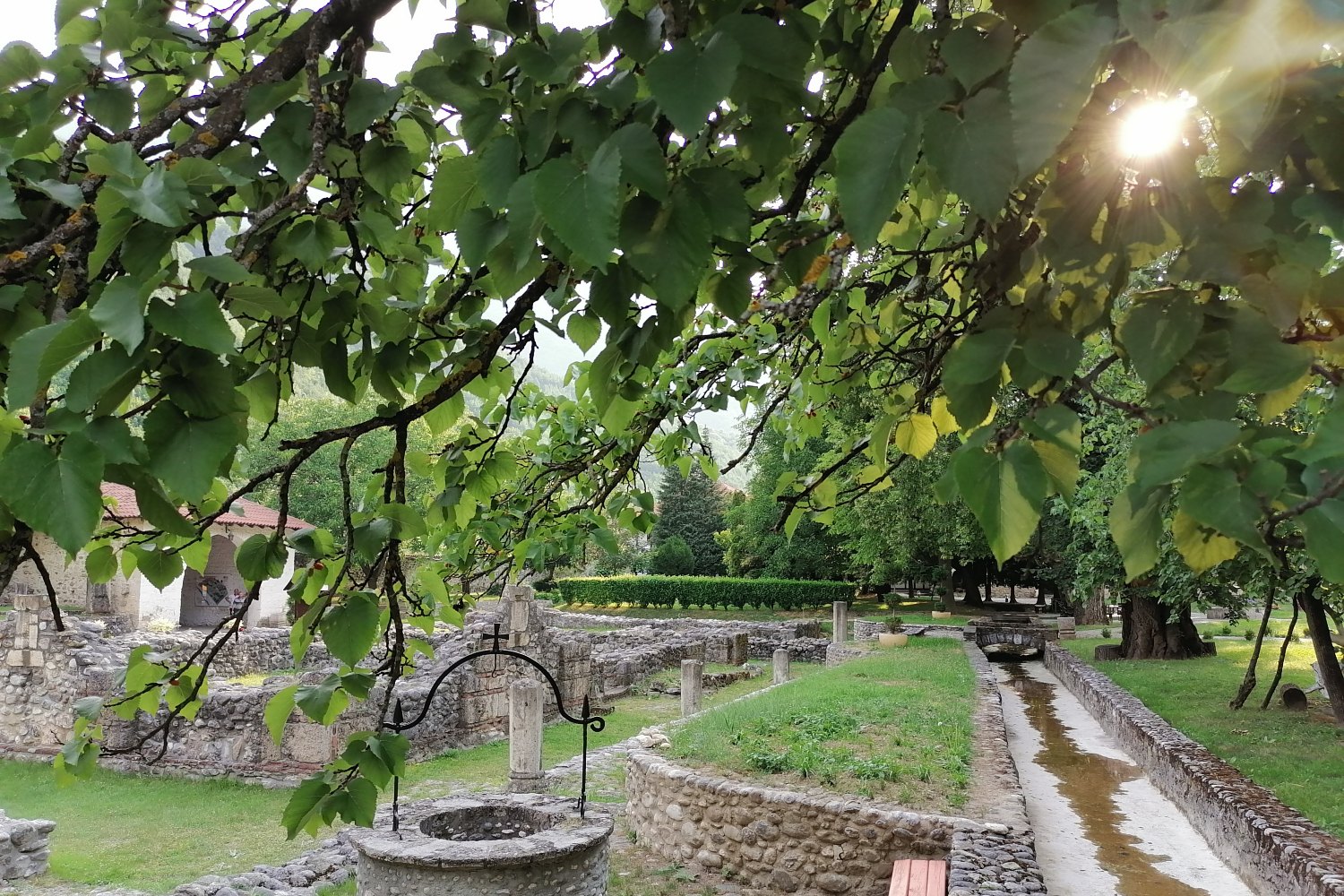 Pogled na manastirski kompleks Pećke patrijaršije (Foto: Radomir Jovanović/Novi Standard)