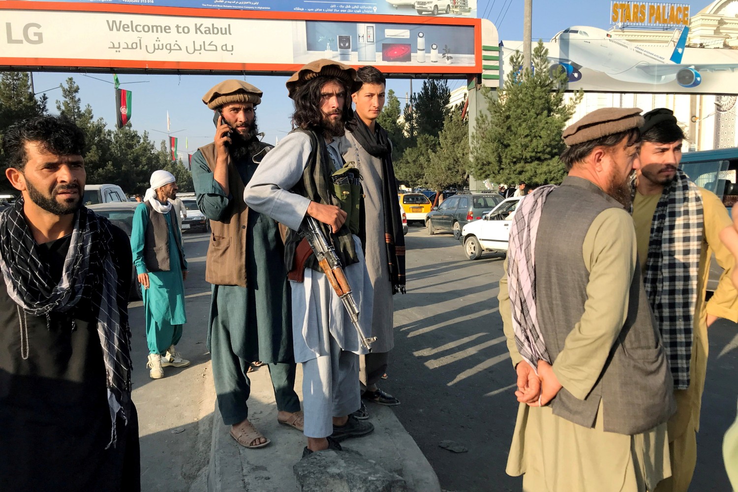 Талибански борци током страже испред међународног аеродрома Хамид Карзаи у Кабулу, 16. август 2021. (Фото: Reuters/Stringer)