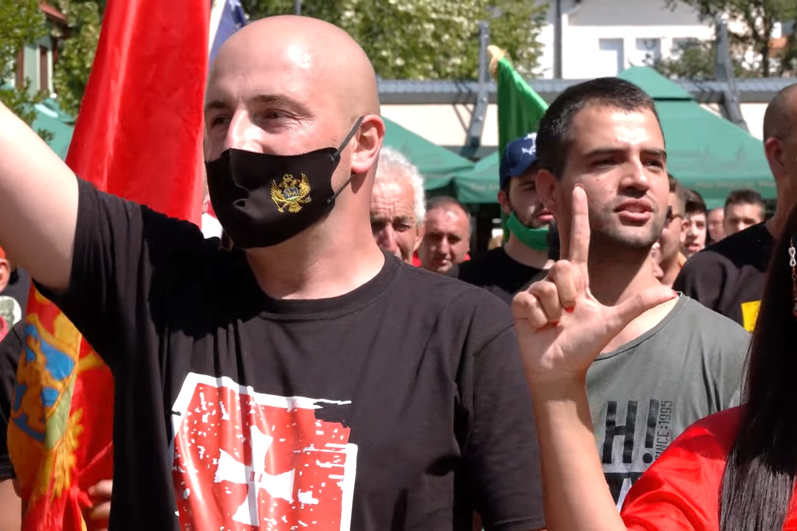 Protivnici ustoličenja mitropolita Joanikija, tzv. „komite“, tokom protesta na Cetinju, 04. septembar 2021. (Foto: Snimak ekrana/Jutjub/ Gradska RTV Podgorica)