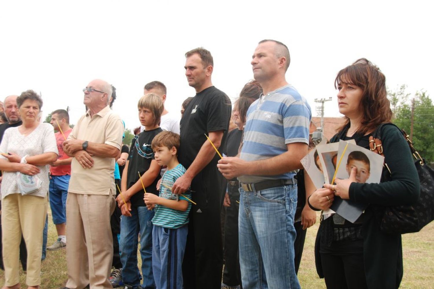 Meštani Starog Grackog tokom obeležavanja 13. godišnjice masakra nad srpskim žeteocima, 23. jul 2012. (Foto: spc.rs)