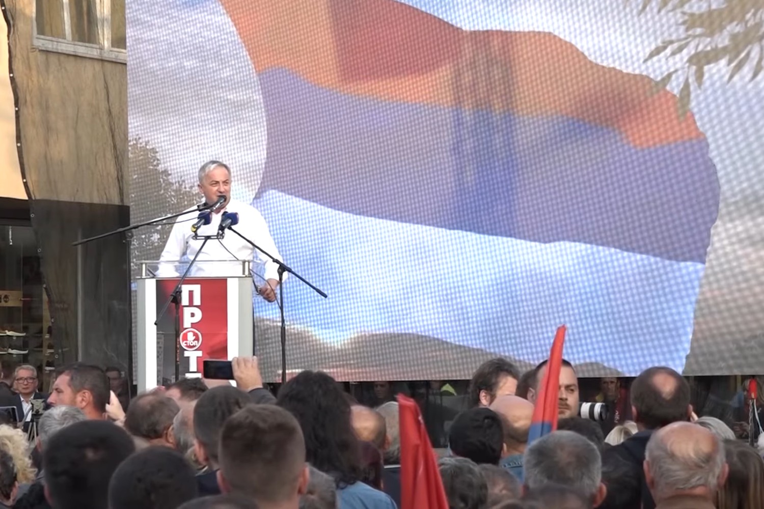Predsednik PDP-a Branislav Borenović tokom govora na protestnom skupu u Banjaluci, 02. oktobar 2021. (Foto: Snimak ekrana/Jutjub/tvk3)
