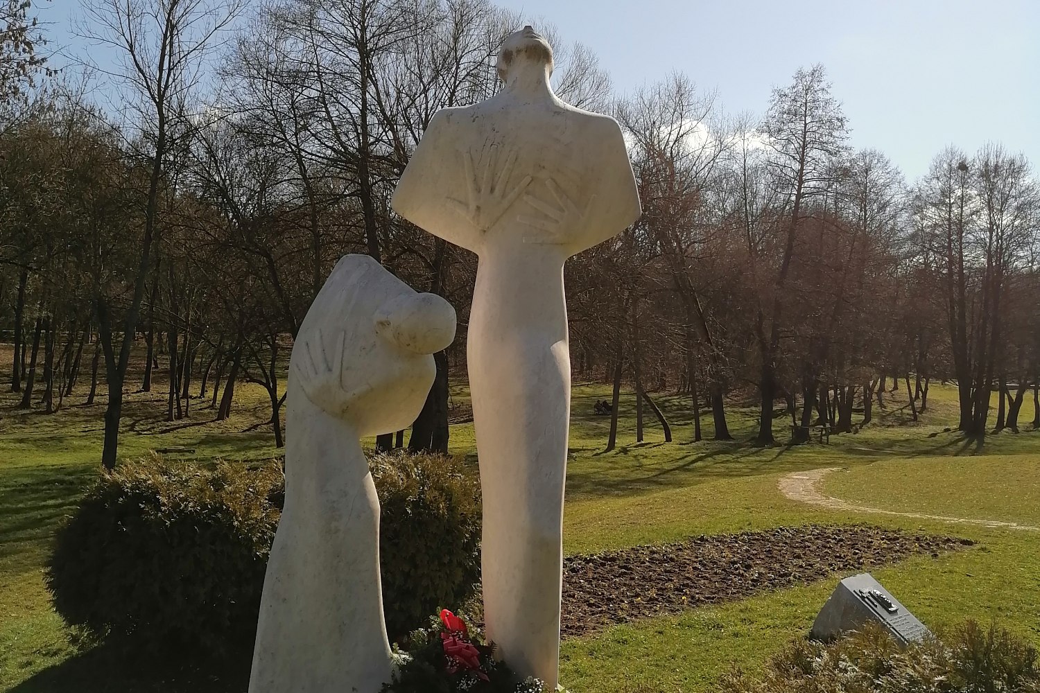 „Spomenik bola i prkosa“ u Spomen-parku „Kragujevački oktobar“ (Foto: Radomir Jovanović/Novi Standard)