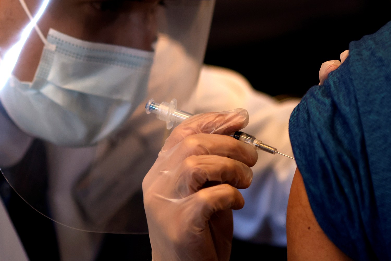 A person receives a dose of the Johnson & Johnson coronavirus disease (COVID-19) vaccine at a vaccination center in Chinatown, in Chicago, Illinois, U.S., April 6, 2021. Reuters/Carlos Barria