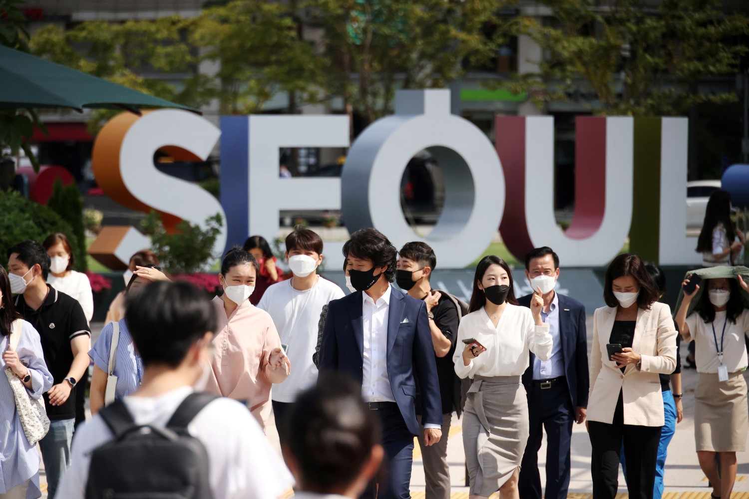 Pešaci sa zaštitnim maskama na licu prilikom prelaska ulice na pešačkom prelazu, Seul, 24. septembar 2021. (Foto: Reuters/Kim Hong-Ji)