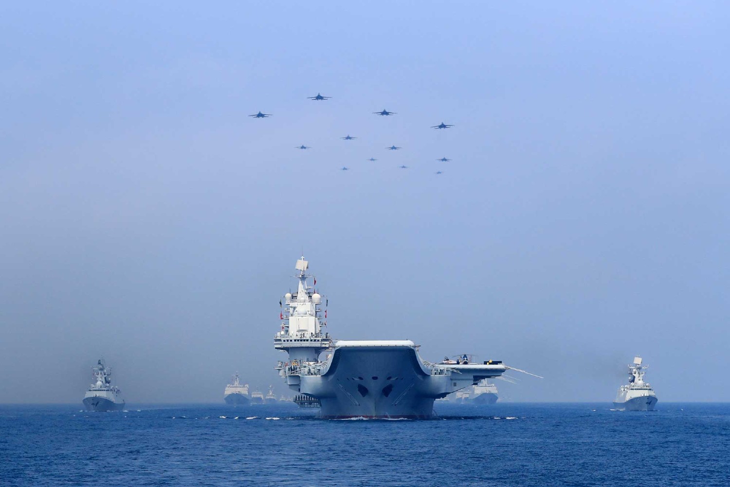Prvi kineski nosač aviona, Ljaoning, u pratnji ratnih brodova i borbenih aviona tokom pomorske vojne vežbe u Južnom kineskom moru, april 2018. (Foto: Reuters/Stringer)