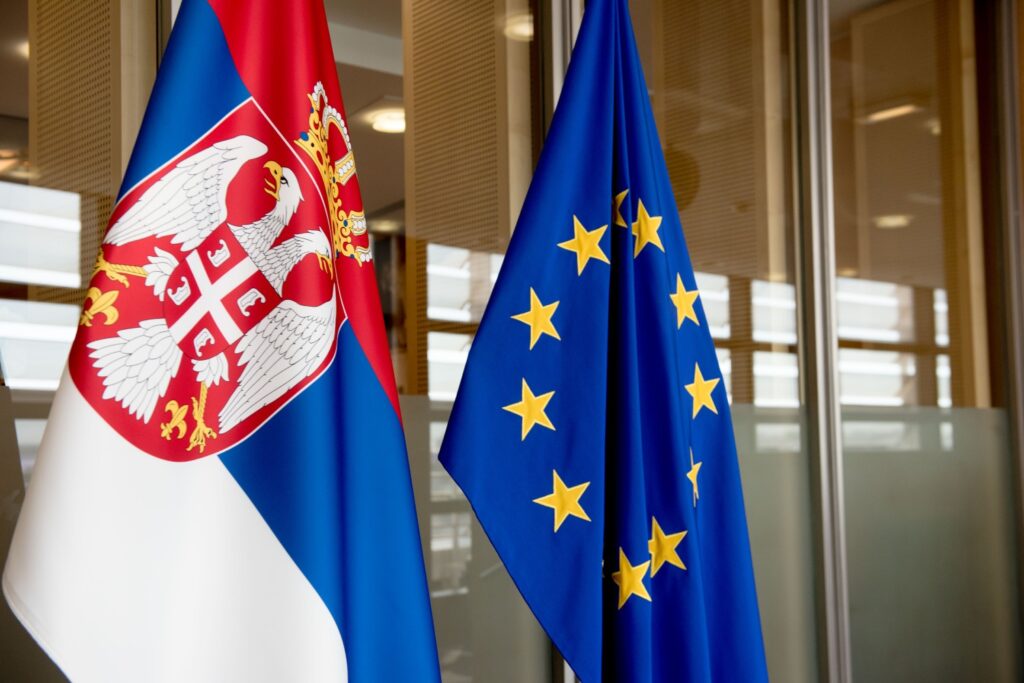 Zastave Srbije i Evropske unije (EU) (Foto: EU/Etienne Ansotte)