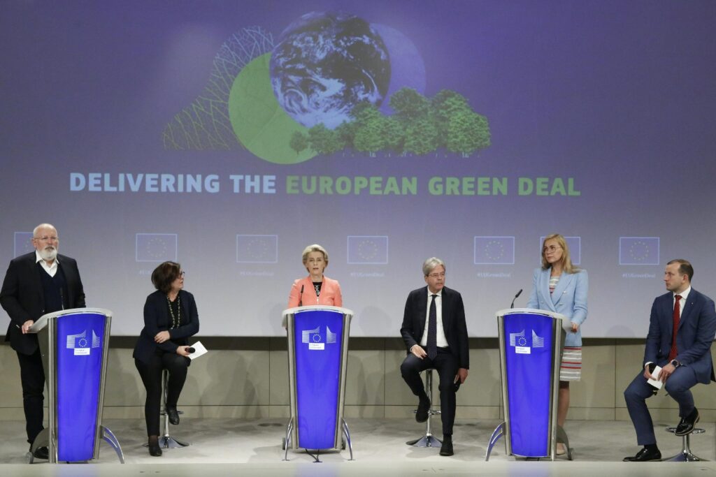Predsednica Evropske komisije Ursula fon der Lajen i evropski komesar za Evropski zeleni dogovor Frans Timermans tokom konferencije za medije u sedištu EU, Brisel, 14. jul 2021. (Foto: AP Photo/Valeria Mongelli)