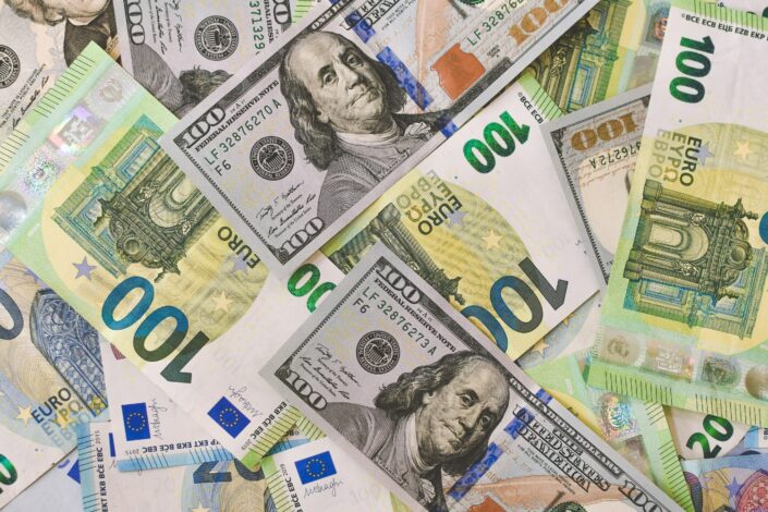 Evro i dolar se izjednačili; Medvedev: Početak sistemske krize