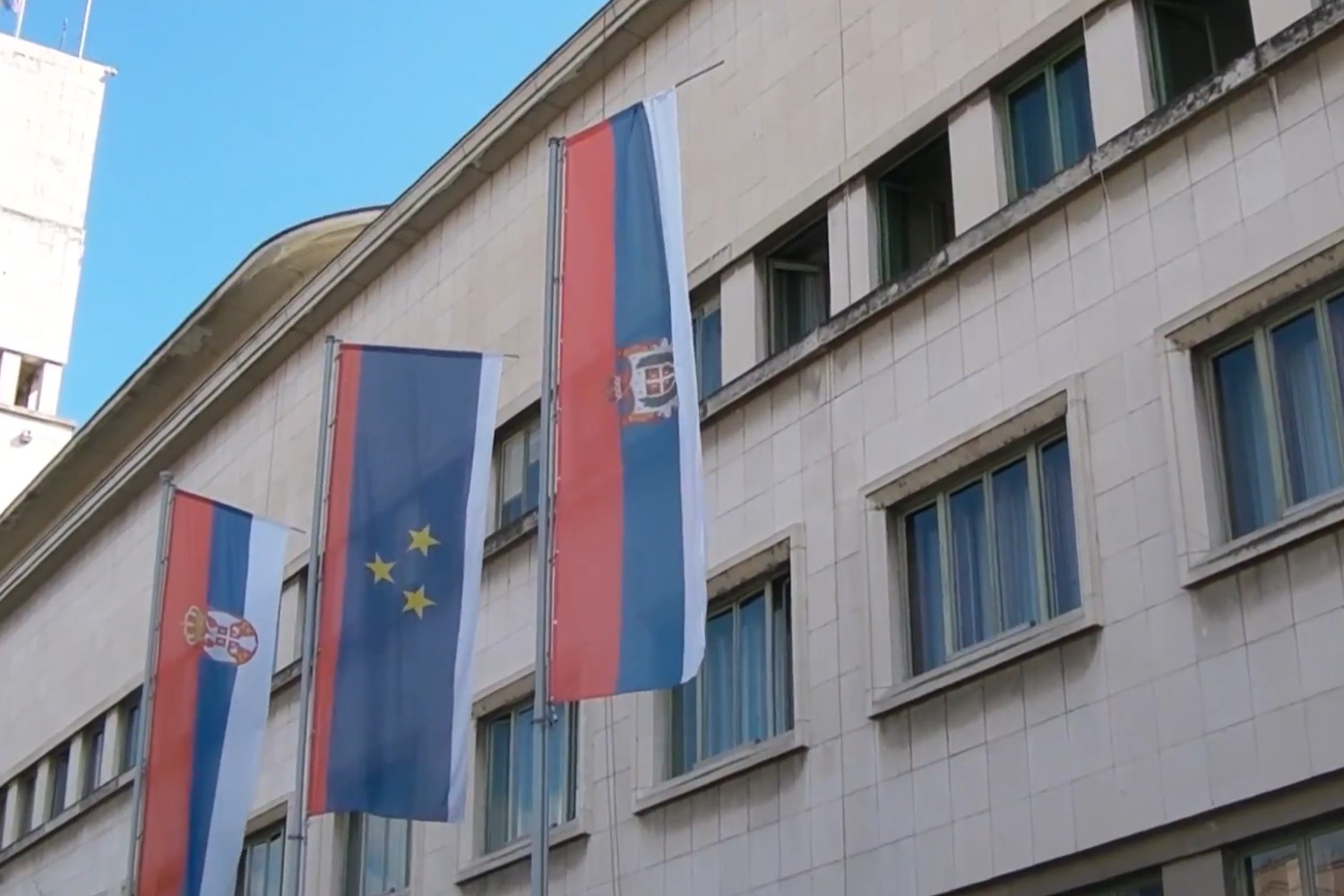 Zastave Srbije i AP Vojvodina ispred zgrade pokrajinske vlade u Novom Sadu (Foto: Snimak ekrana/Jutjub/Radio 021)