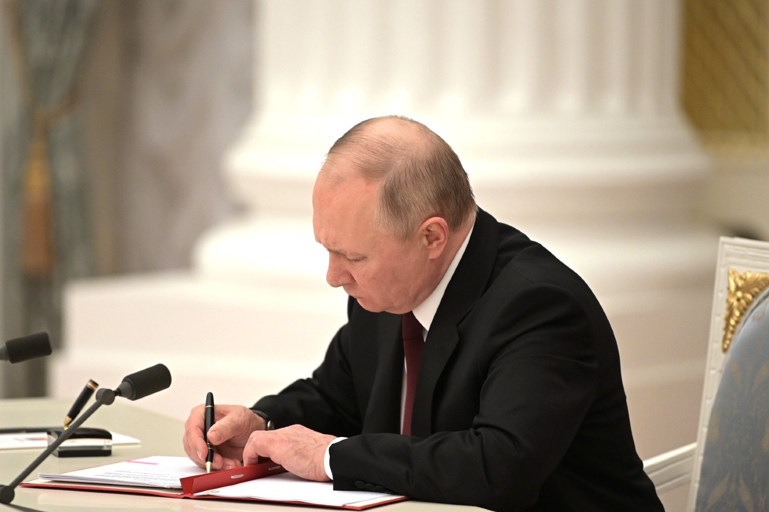 Predsednik Rusije Vladimir Putin prilikom potpisivanja Ukaza o priznanju DNR i LNR u Kremlju, Moskva, 21. februar 2022. (Foto: kremlin.ru)