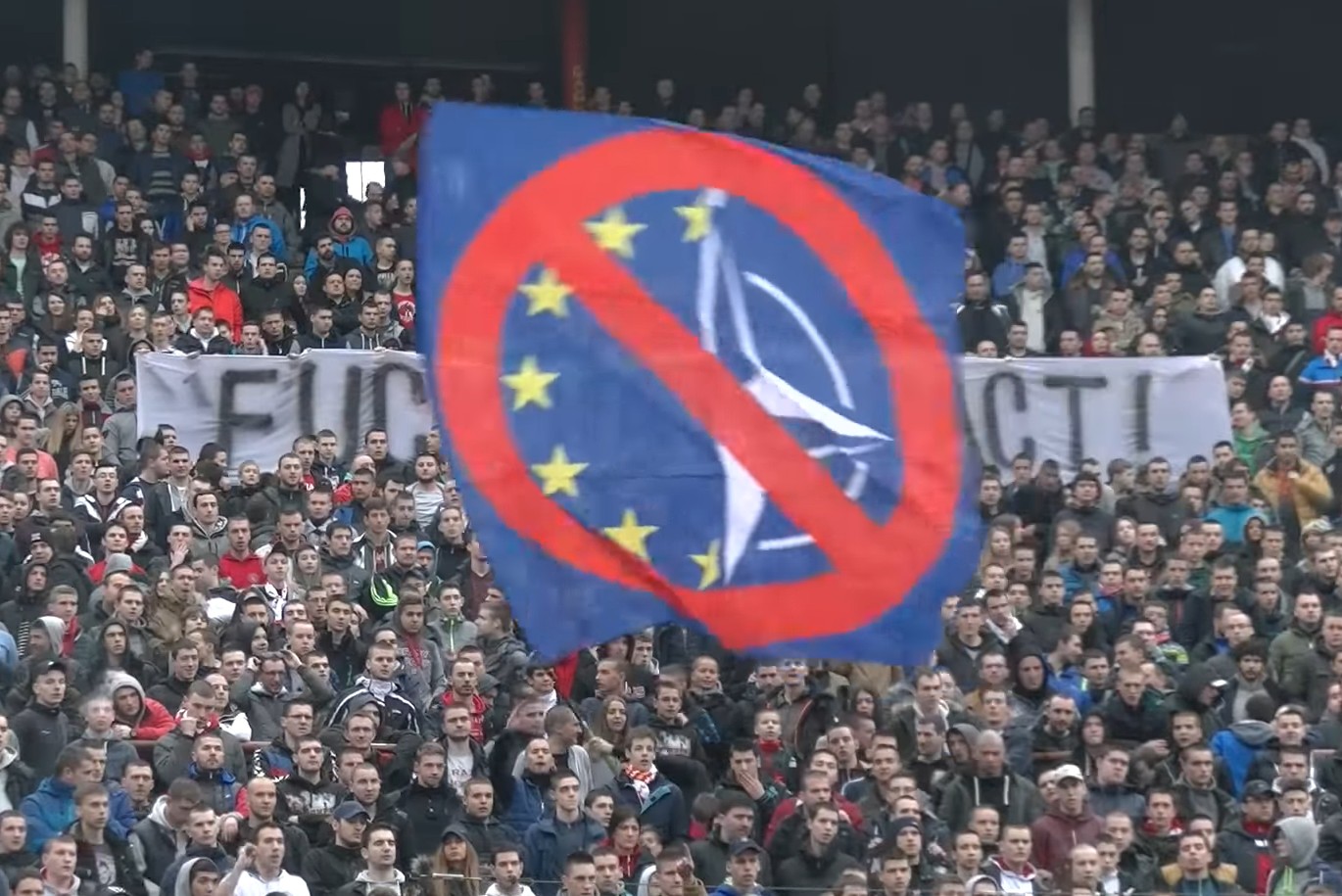 Navijački transparent i zastava upereni protiv EU i NATO-a (Foto: Snimak ekrana/Jujtub/FCRedStarBelgrade)