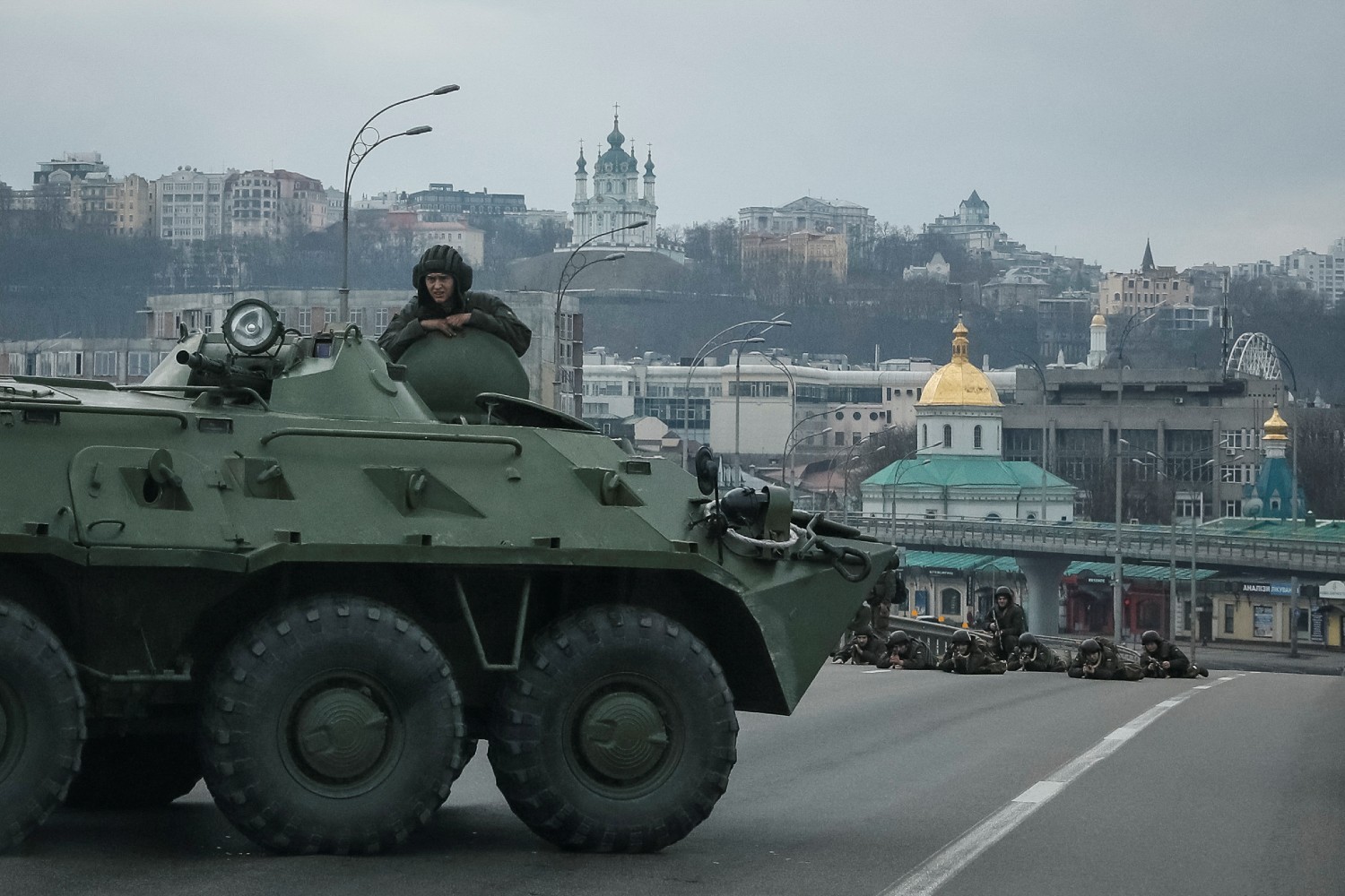 Servicemen of the Ukrainian National Guard take positions in central Kyiv, Ukraine February 25, 2022. Reuters/Gleb Garanich