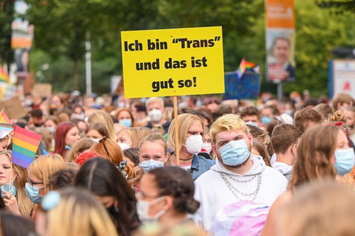 Nemačku podelio zakon o promeni pola za tinejdžere