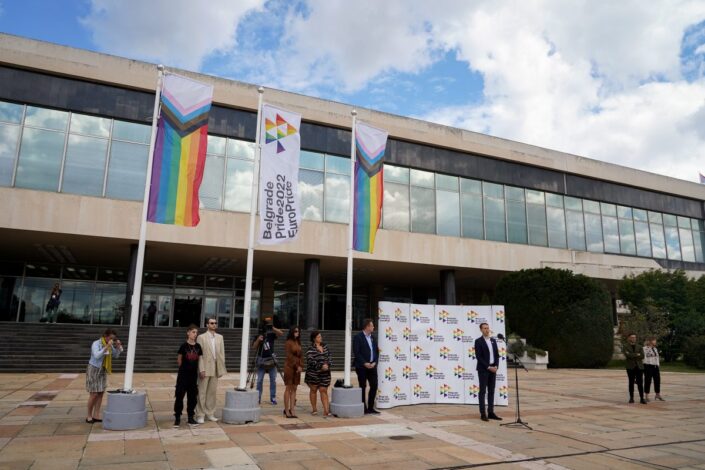 Ispred Palate Srbija u prisustvu ambasadora podignuta LGBT zastava