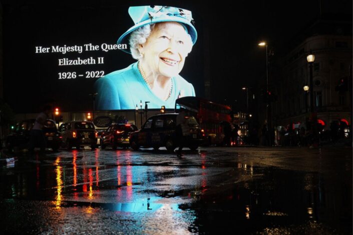 Himnu, novčanice, zastave, molitve – šta sve menjaju Britanci nakon smrti kraljice?