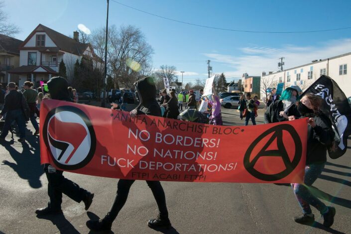 Kako levica (de)konstruiše mitove